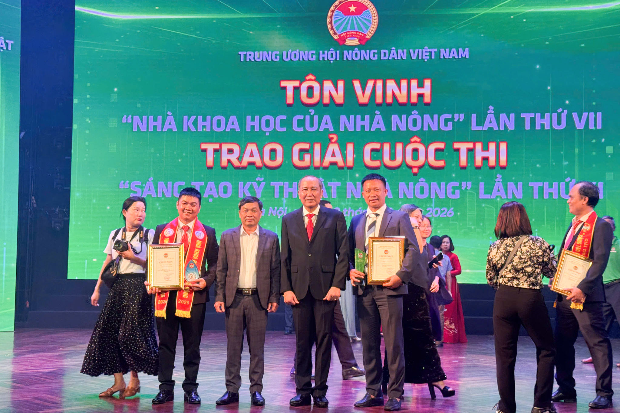 bui-ngoc-chau-bia-phai-va-vu-quang-chinh-bia-trai-tai-le-ton-vinh.jpg
