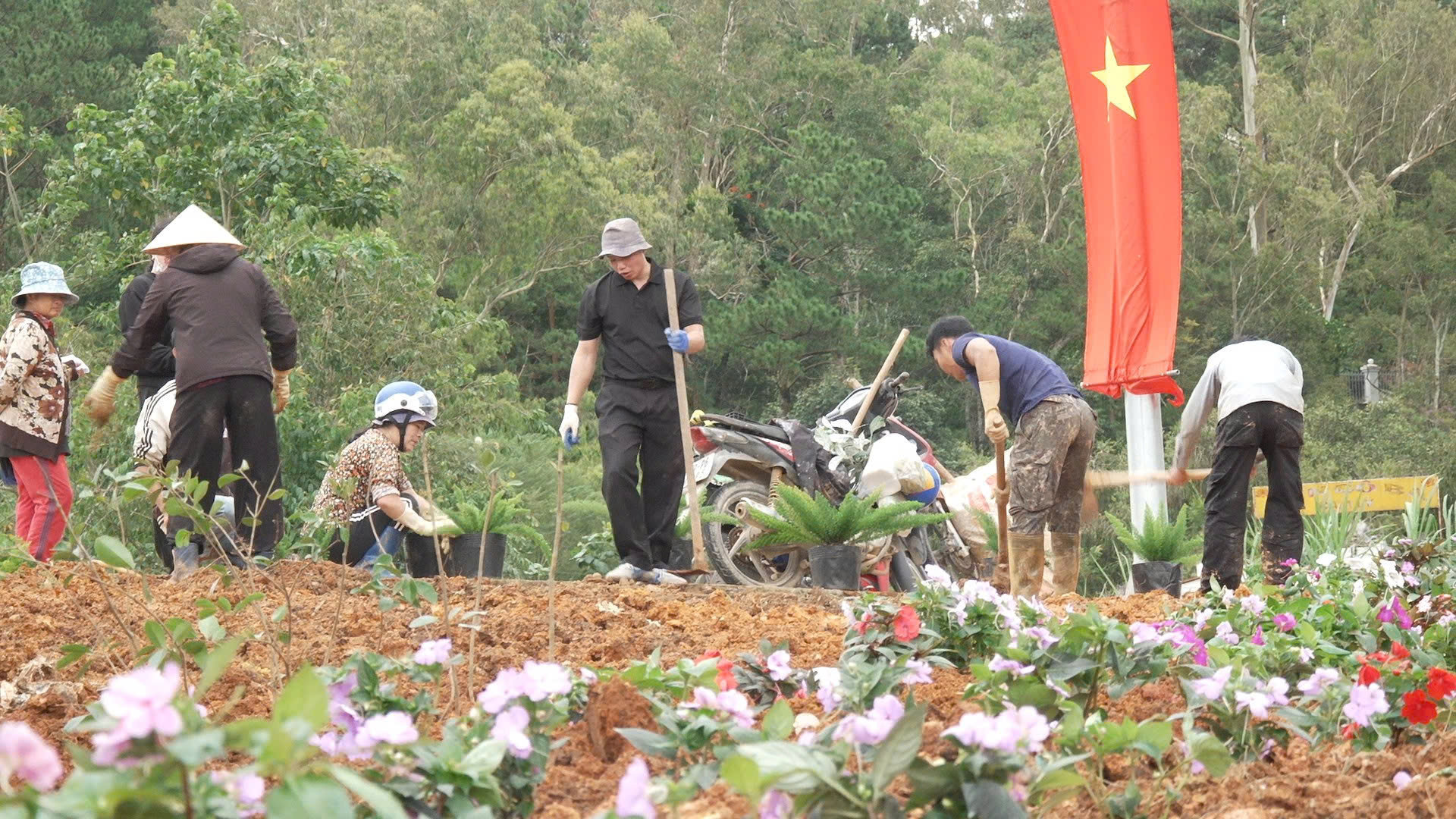 Các tầng lớp Nhân dân trên địa bàn phường Cam Ly - Đà Lạt ra quân thực hiện dọn dẹp vệ sinh, tôn tạo cảnh quan trên địa bàn. (Ảnh Hoàng Sa)