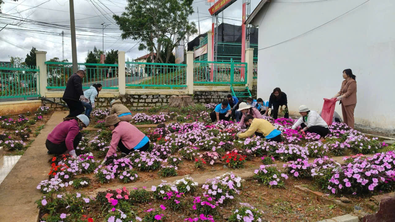 Các tầng lớp Nhân dân trên địa bàn xã Lạc Dương tích cực trồng và chăm sóc khuôn viên hoa