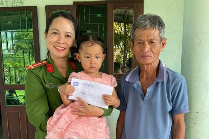 chi-hoi-phu-nu-cong-an-xa-ham-kiem-tham-tang-qua-cho-em-nguyen-ngoc-hanh-dung-sn-2023-tru-tai-xa-ham-kiem-la-con-do-dau-cua-don-vi(1).jpg