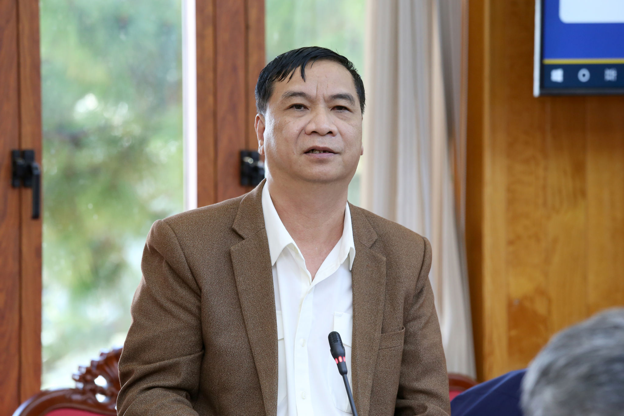 Đồng chí Trần Văn Long, Trưởng Thuế tỉnh Lâm Đồng báo cáo tiến độ thu ngân sách tại buổi làm việc