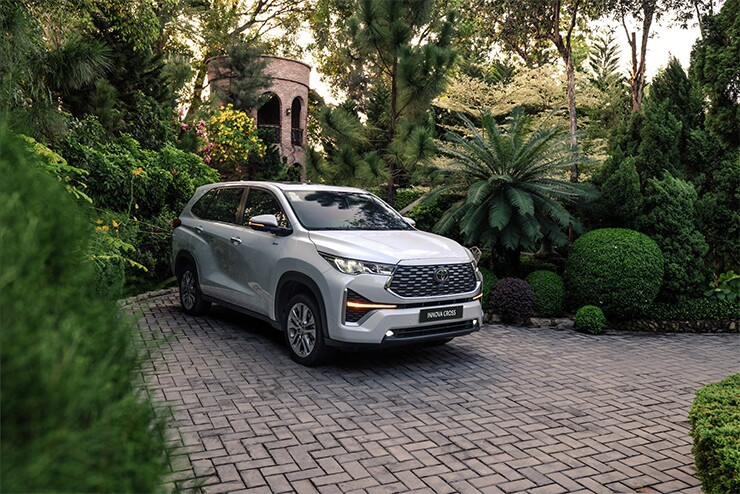 Mẫu MPV cỡ trung Toyota Innova Cross với nhiều n&acirc;ng cấp to&agrave;n diện