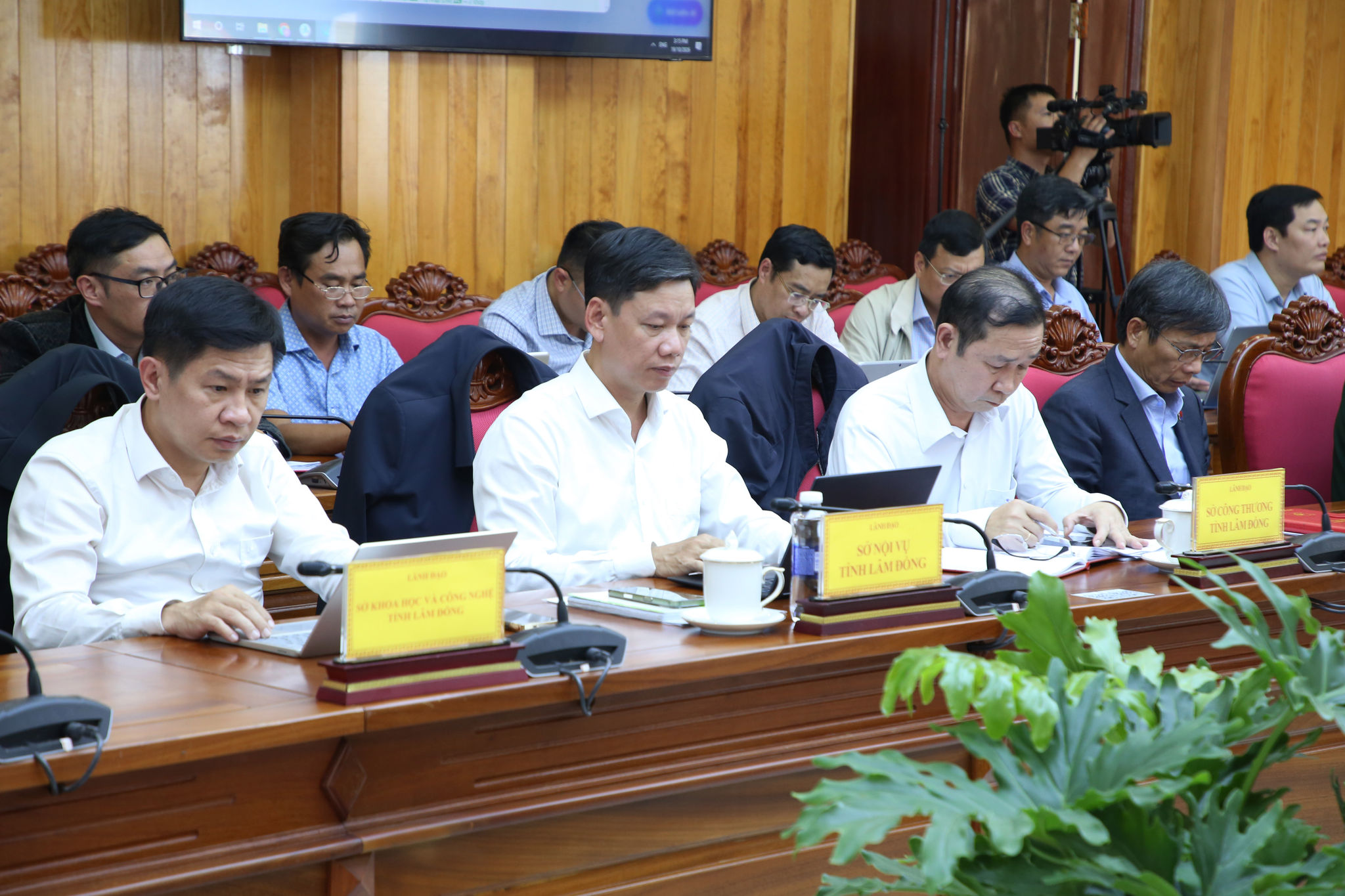 Lãnh đạo các sở, ngành tham dự cuộc họp