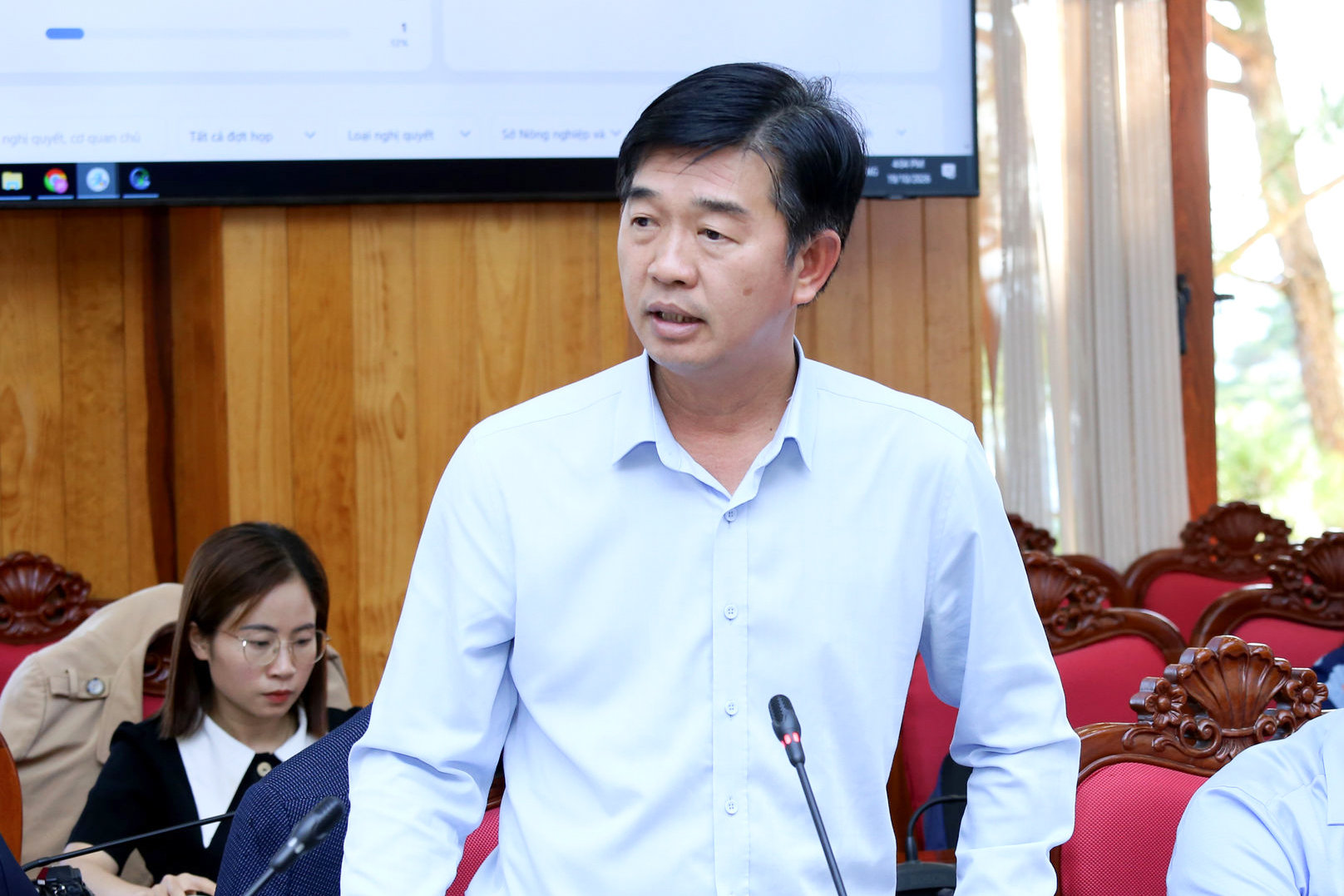 tinh-uy-vien-giam-doc-so-nong-nghiep-va-moi-truong-phan-nguyen-hoang-tan-bao-cao-tien-do-thu-tien-su-dung-dat-tai-cuoc-hop(1).jpg