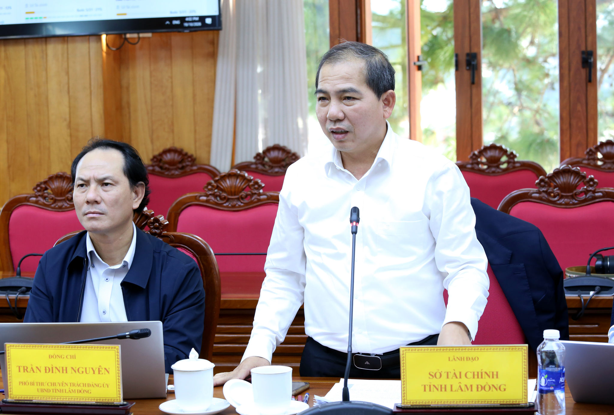 Tỉnh ủy viên, Giám đốc Sở Tài Chính Lê Ngọc Tiến báo cáo tình hình giải ngân vốn đầu tư công tại cuộc họp