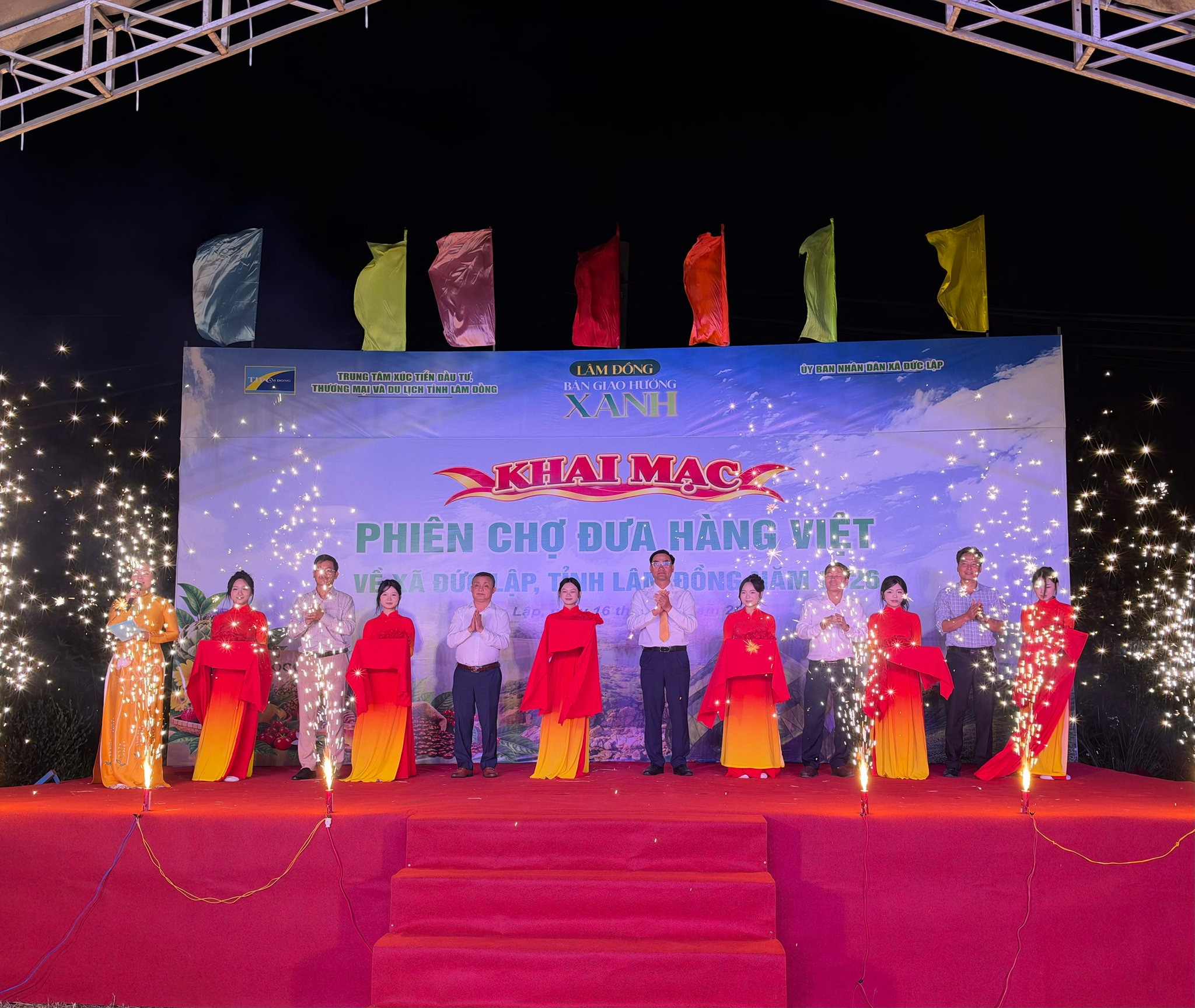Khai mạc Phiên chợ đưa hàng Việt về xã Đức Lập, tỉnh Lâm Đồng.