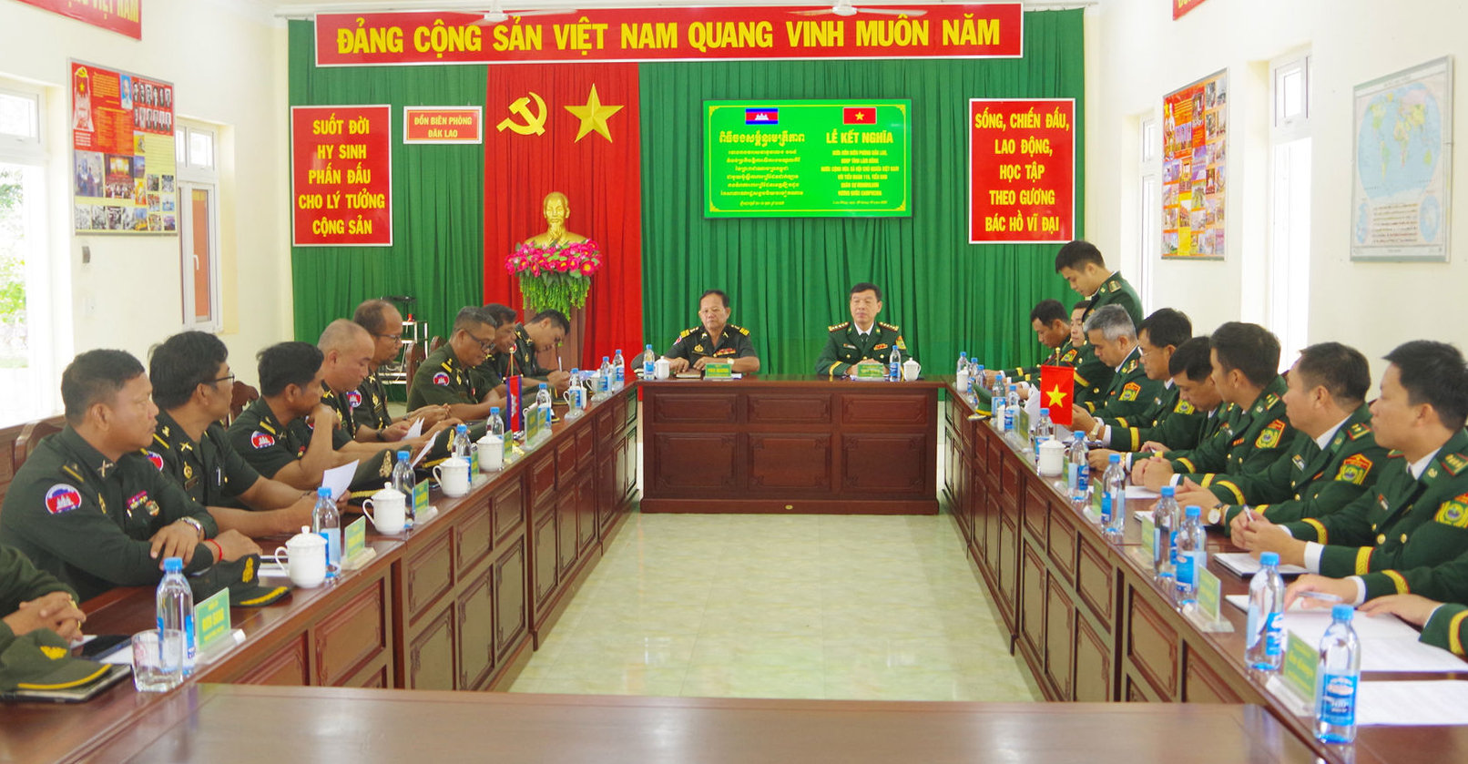 anh-1.-dai-bieu-hai-ben-tham-du-le-ket-nghia(1).jpg