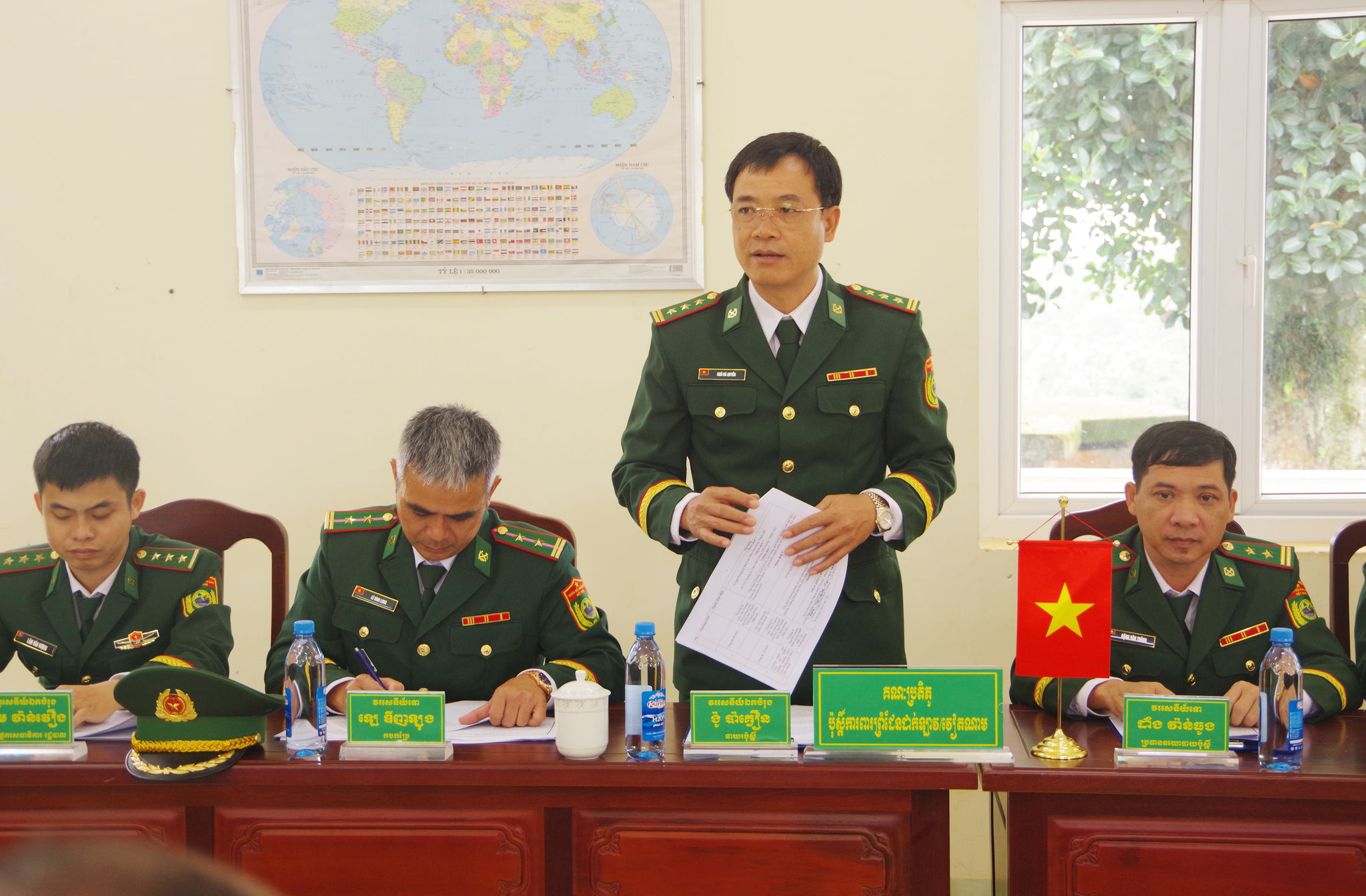 Ảnh 2. Thượng tá Ngô Bá Quyền, Đồn trưởng Đồn Biên phòng Đắk Lao thông qua biên bản kết nghĩa.