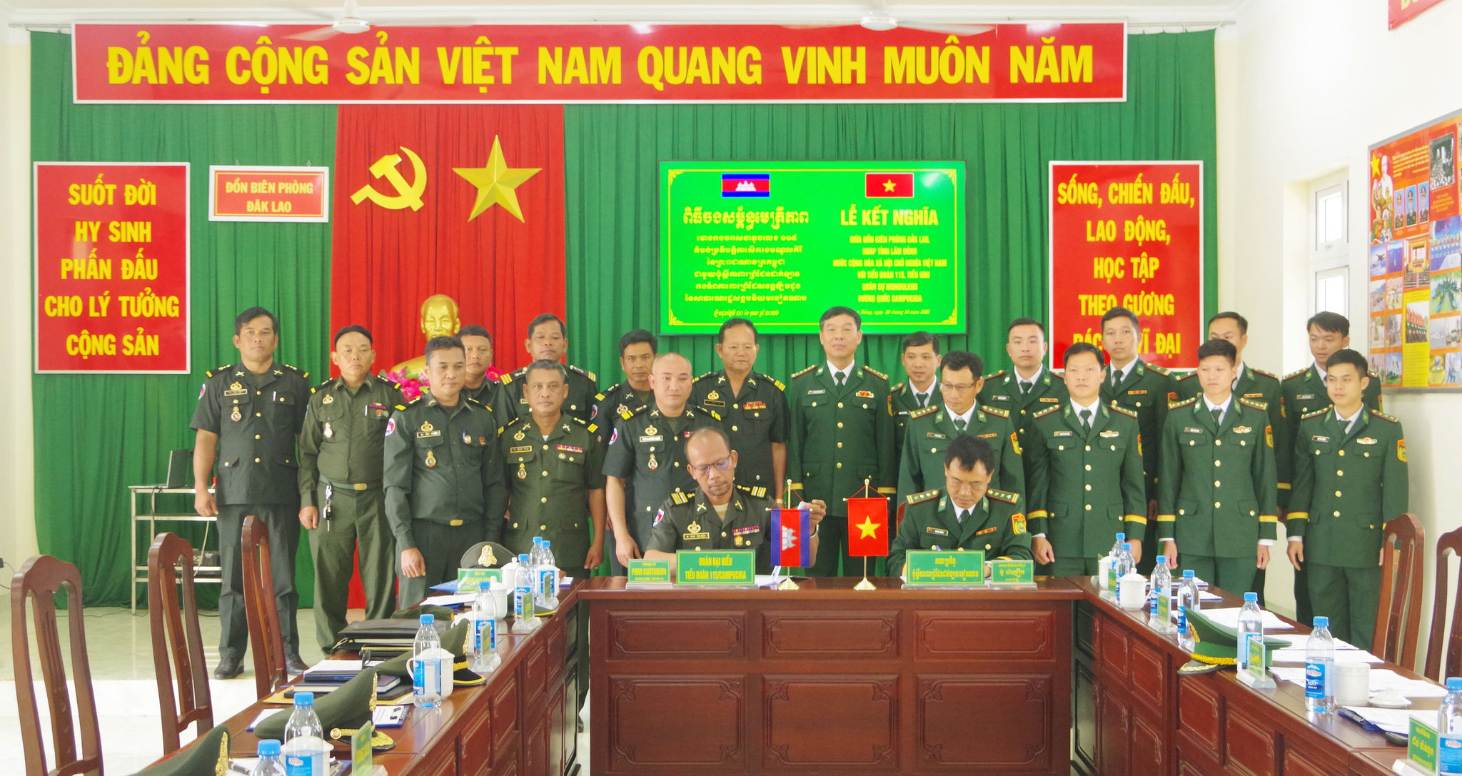 Ảnh 3. Đại diện Đồn Biên phòng Đắk Lao và Tiểu đoàn 115 ký kết biên bản kết nghĩa, thống nhất các nội dung phối hợp trong quản lý, bảo vệ biên giới.