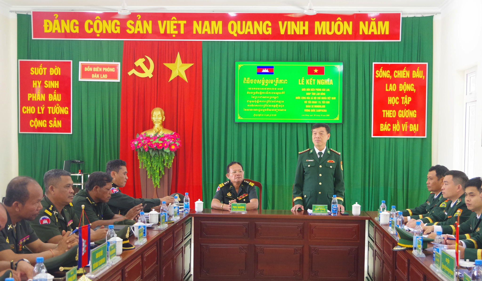 Ảnh 4. Đại tá Phạm Xuân Độ, Phó Chỉ huy trưởng, Tham mưu trưởng Ban Chỉ huy Bộ đội Biên phòng tỉnh Lâm Đồng phát biểu chỉ đạo