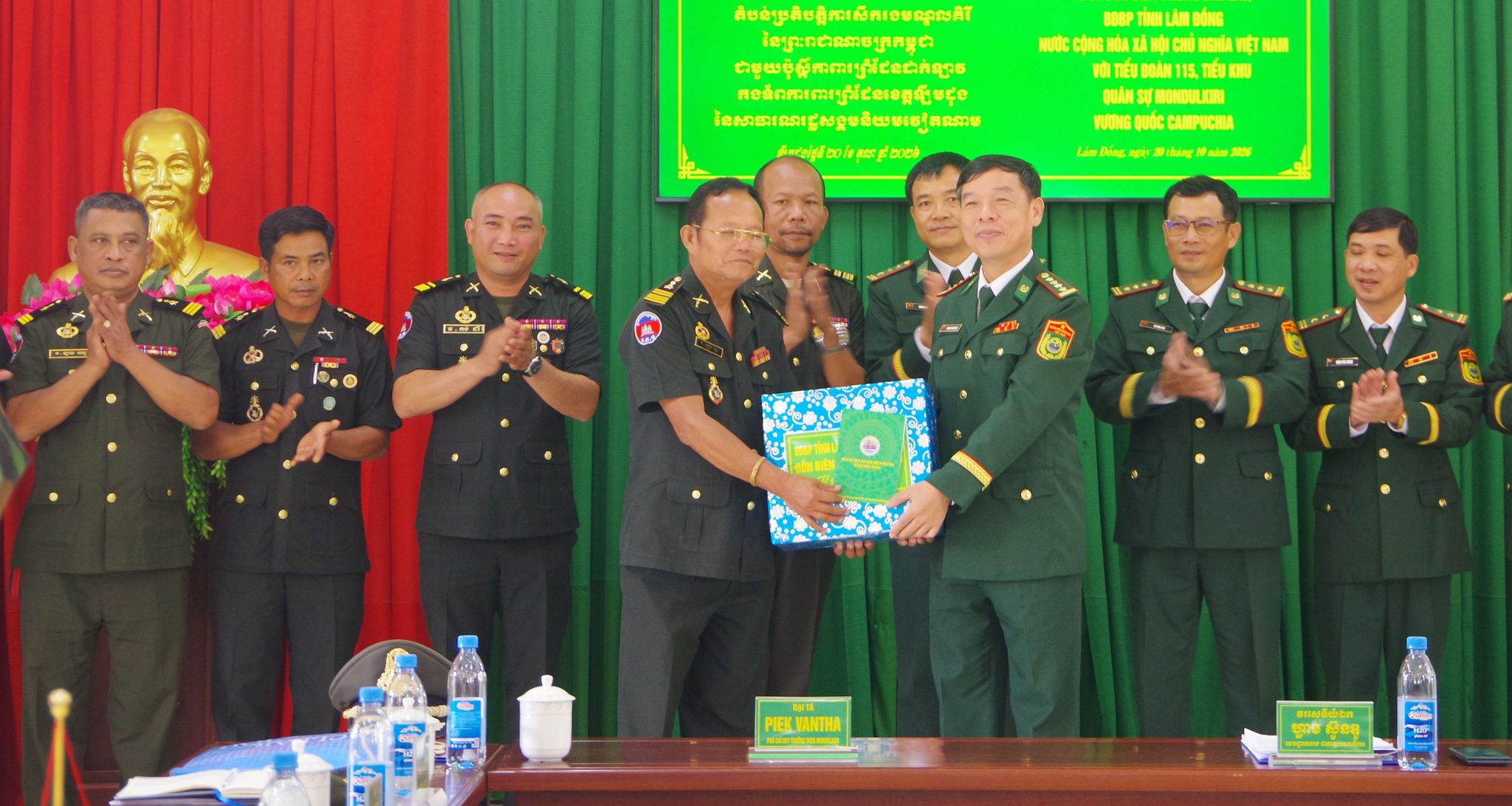 Ảnh 5. Lễ kết nghĩa là dấu mốc quan trọng, góp phần củng cố quan hệ đoàn kết, tin cậy và nâng cao hiệu quả phối hợp giữa hai đơn vị trên tuyến biên giới.
