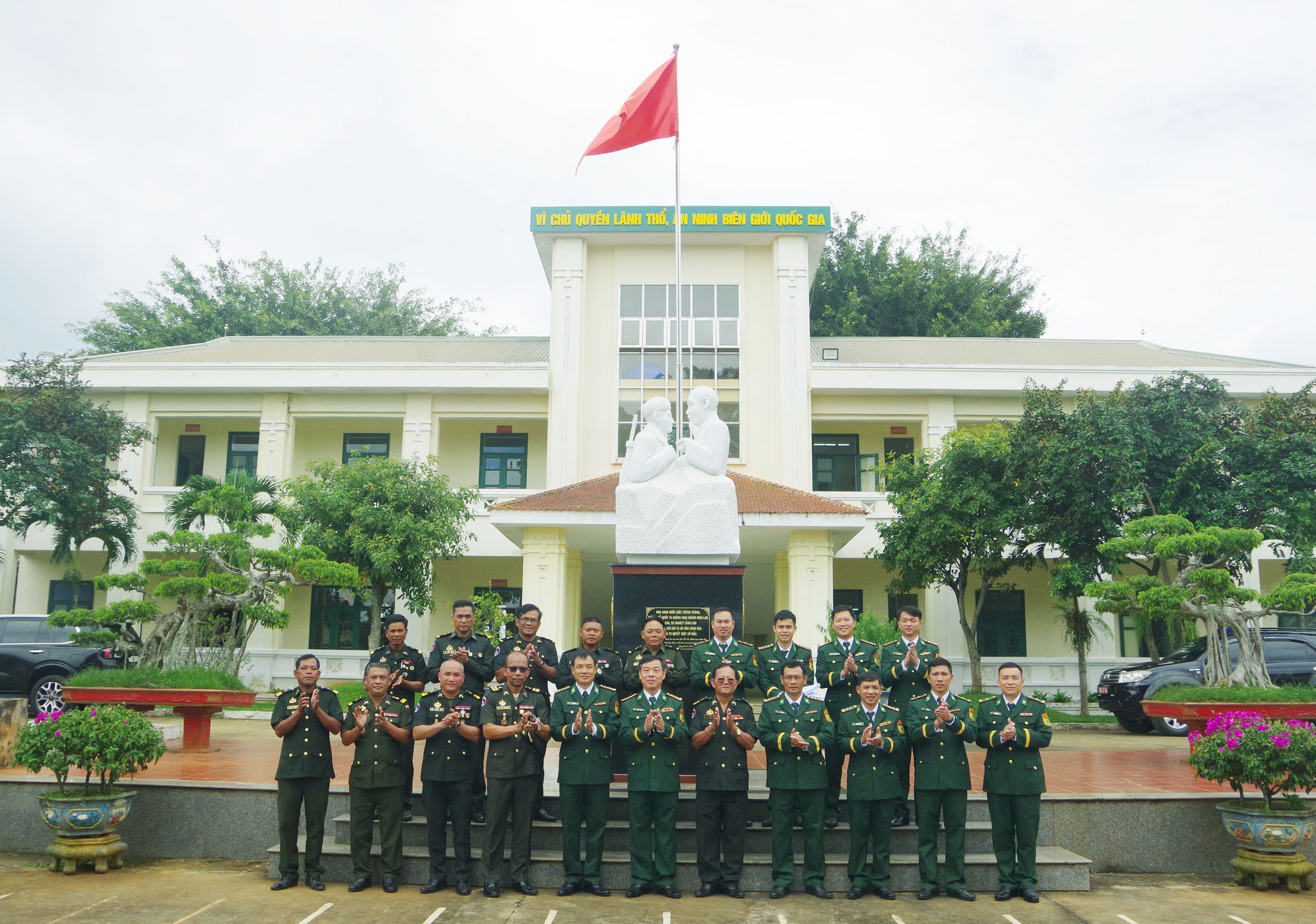Ảnh 6. Đoàn đại biểu hai bên chụp hình lưu niệm