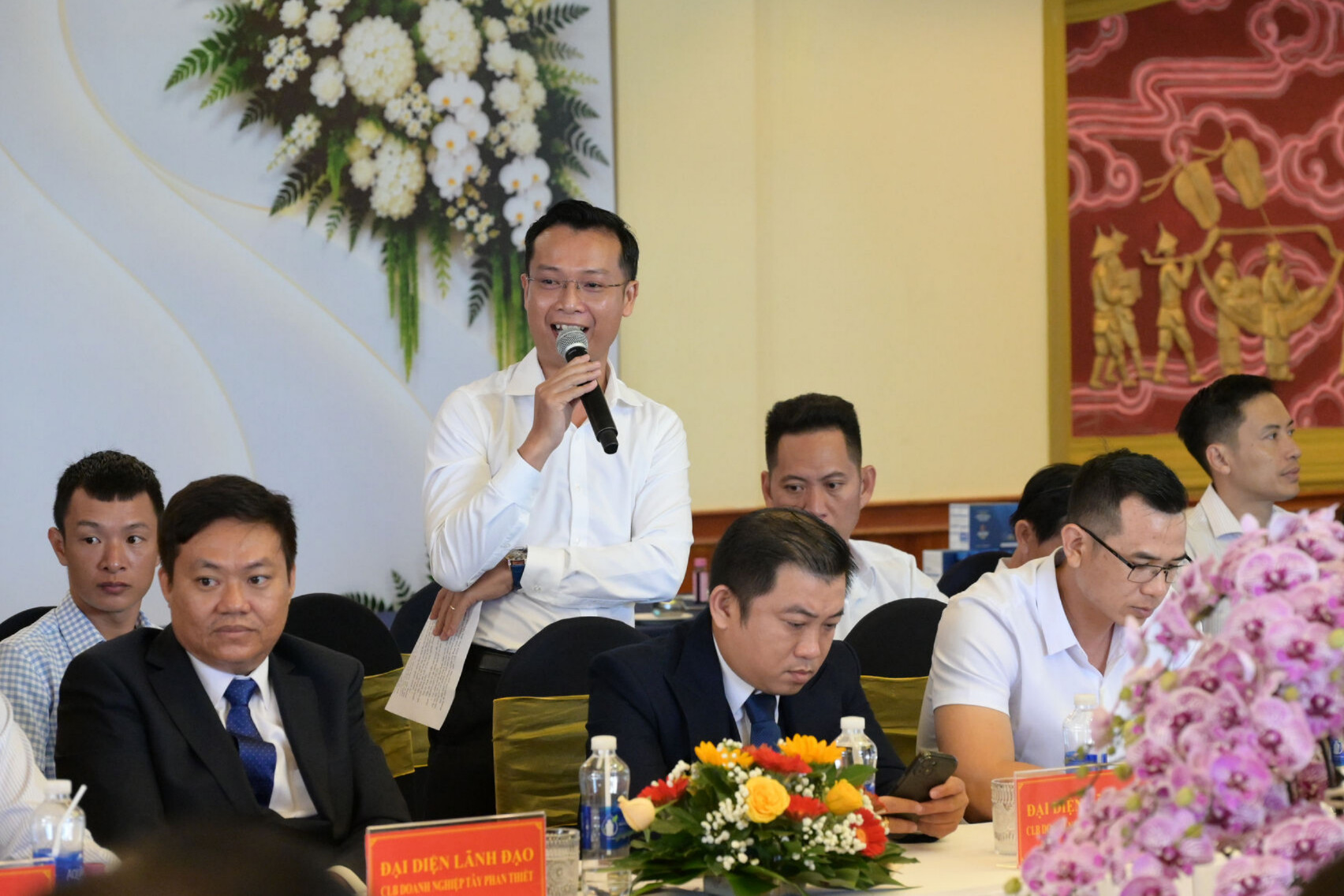 dai-dien-doanh-nghiep-co-y-kien-tai-hoi-nghi(1).jpg