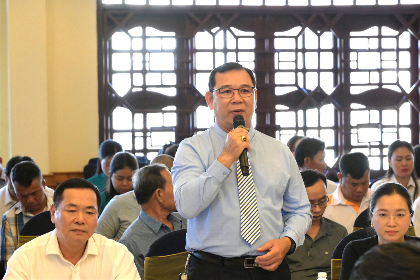 dai-dien-doanh-nghiep-co-y-kien-tai-hoi-nghi-1-1-.jpg