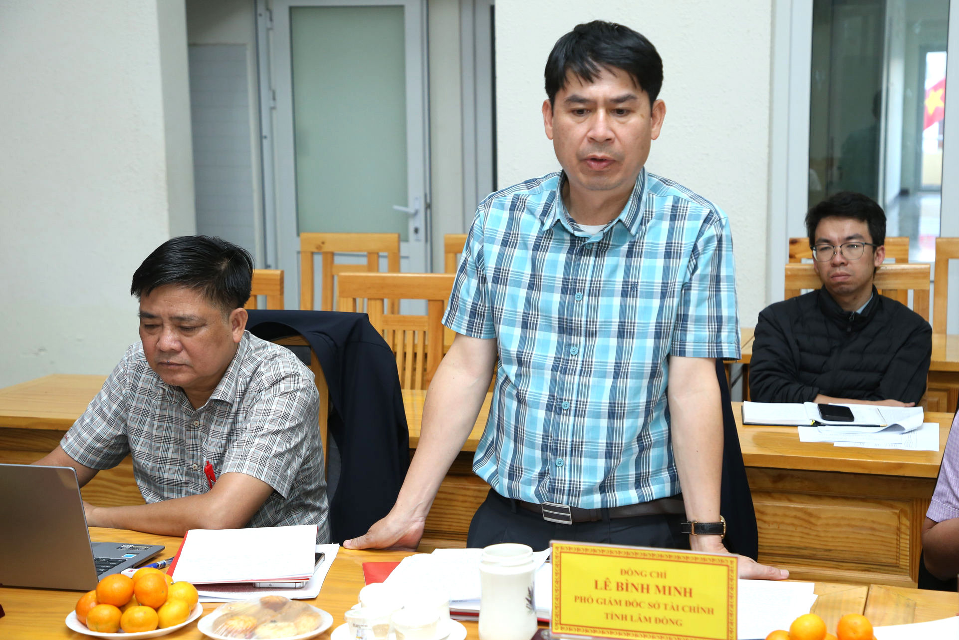 dong-chi-le-binh-minh-pho-giam-doc-so-tai-chinh-tra-loi-cac-kien-nghi-cua-dia-phuong-tai-buoi-lam-viec(1).jpg