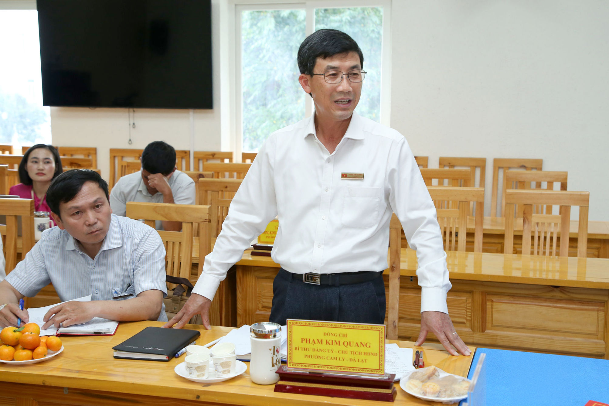 dong-chi-pham-kim-quang-bi-thu-dang-uy-phuong-cam-ly-da-lat-bao-cao-tai-buoi-lam-viec(1).jpg