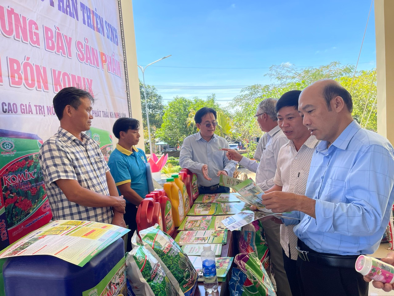 Hàng hóa thương hiệu Việt được trưng bày, gới thiệu tại xã Đức An