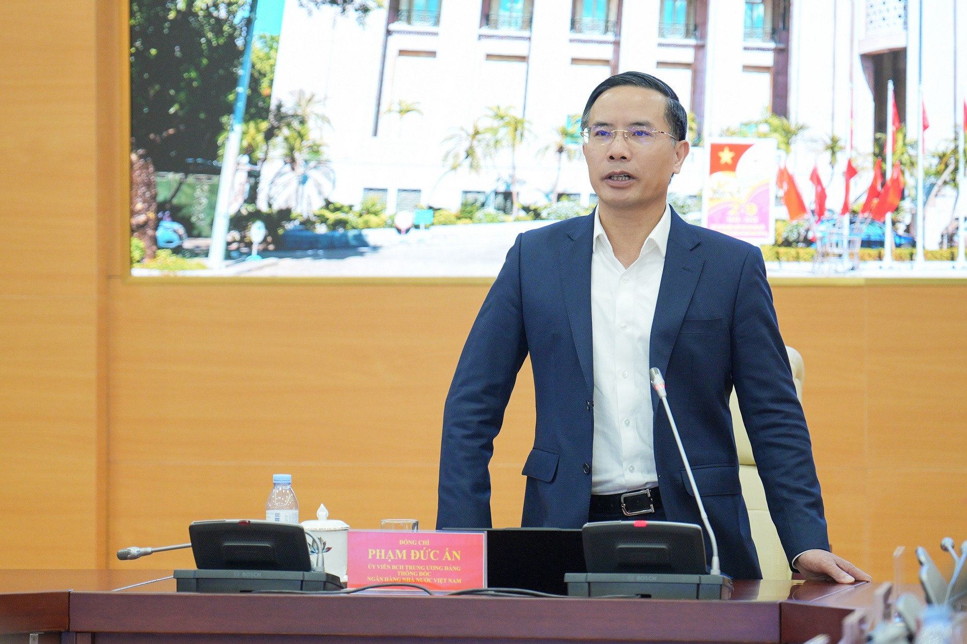 Thống đốc NHNN Phạm Đức Ấn phát biểu chỉ đạo tại cuộc họp ngày 19/10