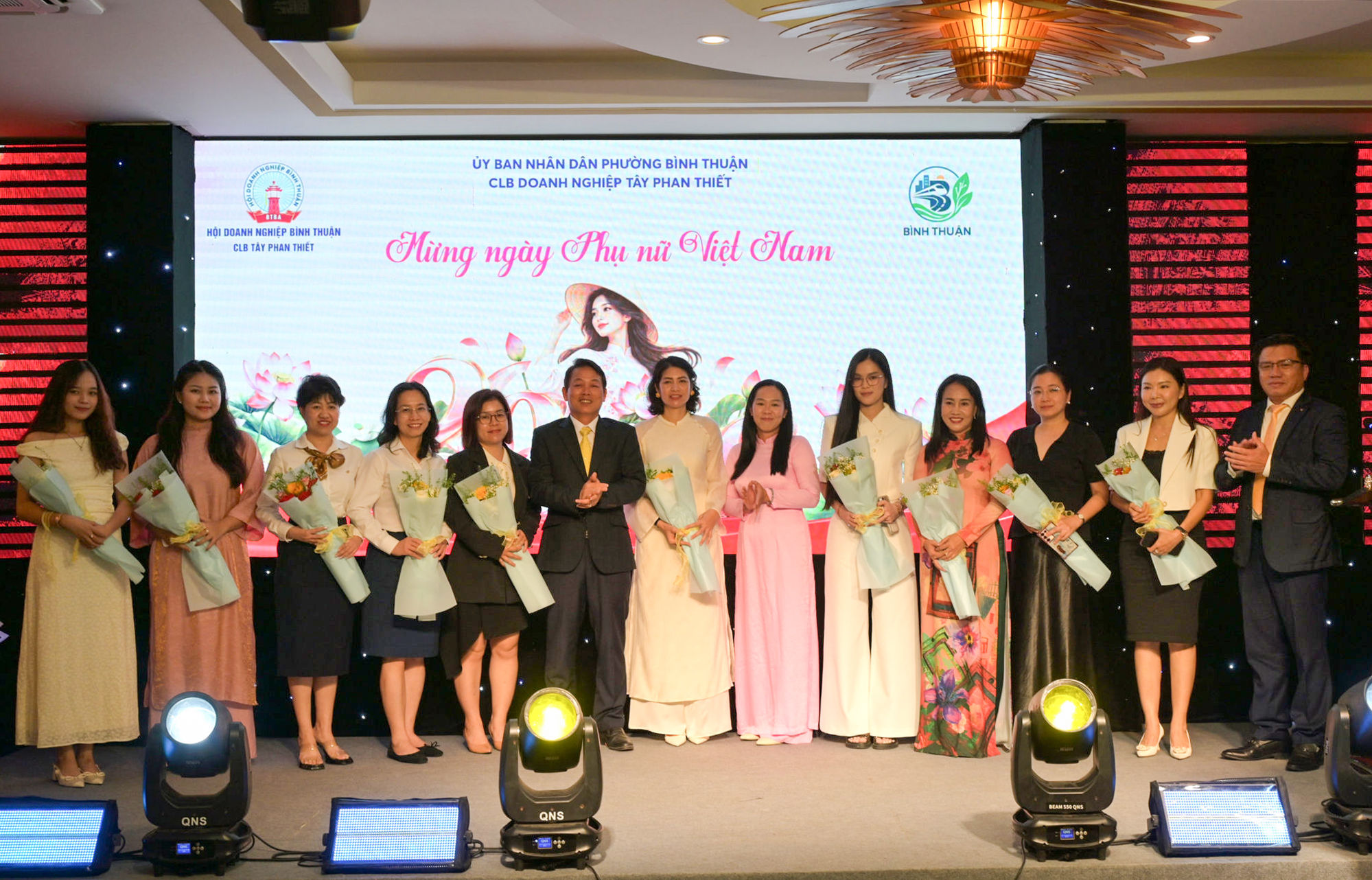 lanh-dao-phuong-binh-thuan-tang-hoa-cho-cac-nu-doanh-nhan-ngay-phu-nu-viet-nam-2010(1).jpg