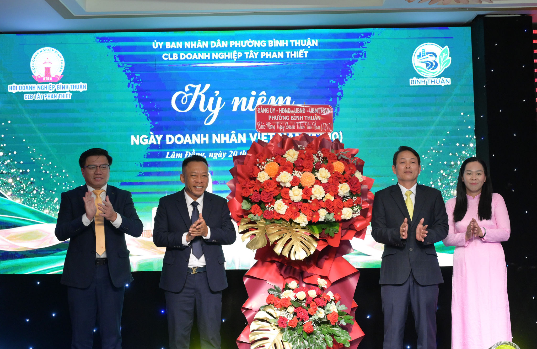 Lãnh đạo phường Bình Thuận tặng hoa cho Hội Doanh nghiệp Bình Thuận nhân dịp ngày Doanh nhân 1310