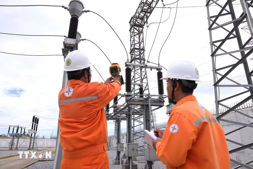 Kiểm tra, giám sát ở trạm biến áp 110kV Cam Liên (Quảng Trị) khi đang vận hành. (Ảnh: Vũ Sinh/TTXVN)