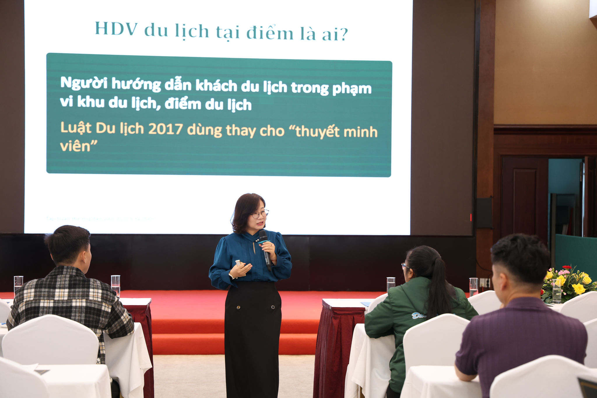 Thạc sĩ Dương Thị Hiền - Phó Trưởng phòng Quản lý Du lịch truyền đạt chuyên đề đầu tiên sau lễ khai giảng