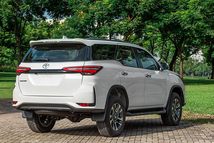 Thân xe Toyota Fortuner với mâm đúc thể thao