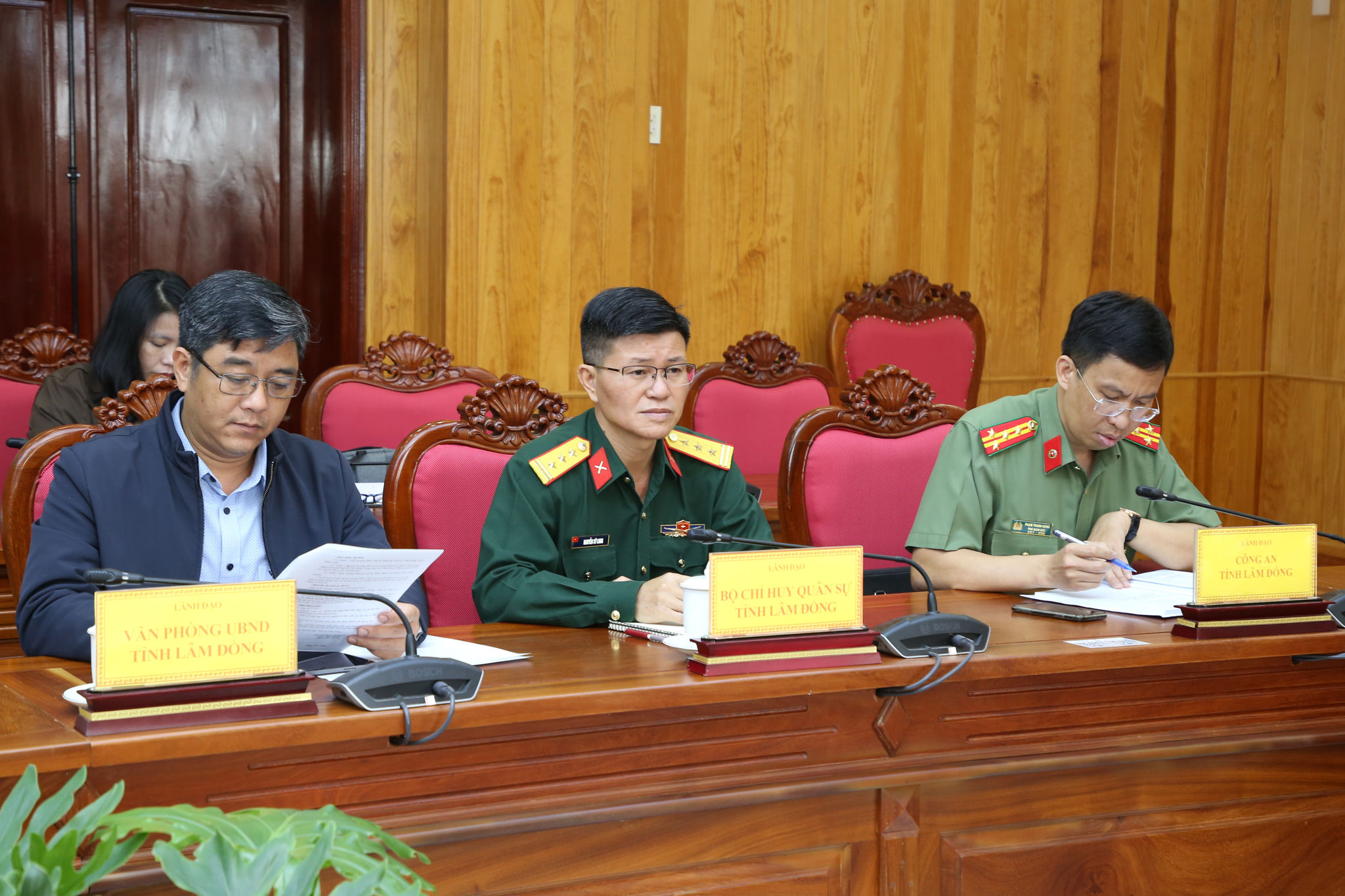 Các đại biểu tham dự buổi làm việc