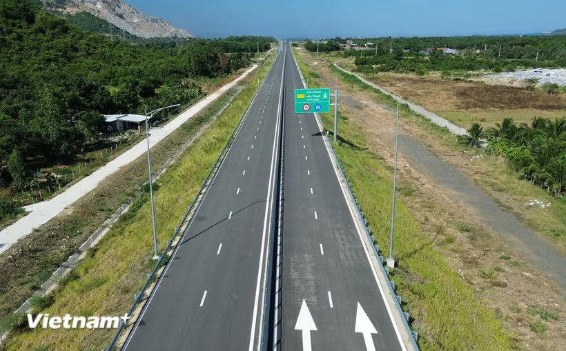 Quy định tốc độ và giữ khoảng cách xe chạy trên cao tốc Vĩnh Hảo-Phan Thiết. (Ảnh: Khánh Hùng/Vietnam+)
