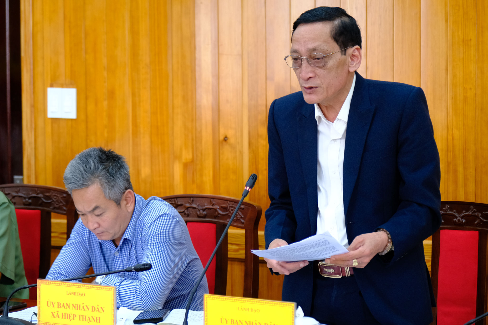 Ông Lưu Hồng Long, Chủ tịch UBND xã Đạ Huoai báo cáo tiến độ thực hiện công tác giải phóng mặt bằng trên địa bàn 