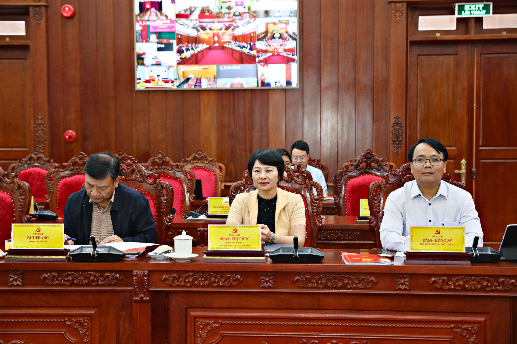 Đồng chí Đồng chí Đặng Hồng Sỹ Phó Bí thư Thường trực Tỉnh ủy (bên phải); Đồng chí Phạm Thị Phúc Phó Bí thư Tỉnh ủy, Chủ tịch Ủy ban MTTQ Việt Nam tỉnh (ở giữa) và đồng chí Bùi Thắng (bên trái), Phó Bí thư Tỉnh ủy tham dự hội nghị