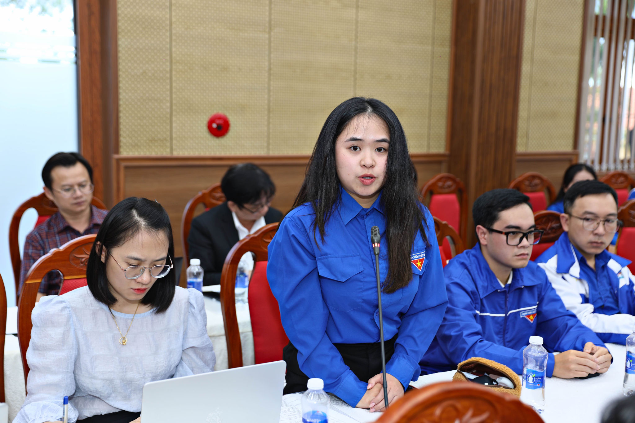 Chị Đậu Khánh Huyền, sinh việt trường Cao đẳng Đà Lạt kiến nghị tỉnh có cơ chế hỗ trợ thiết thực các mô hình khởi nghiệp của đoàn viên, thanh niên, trong đó có các bạn sinh viên