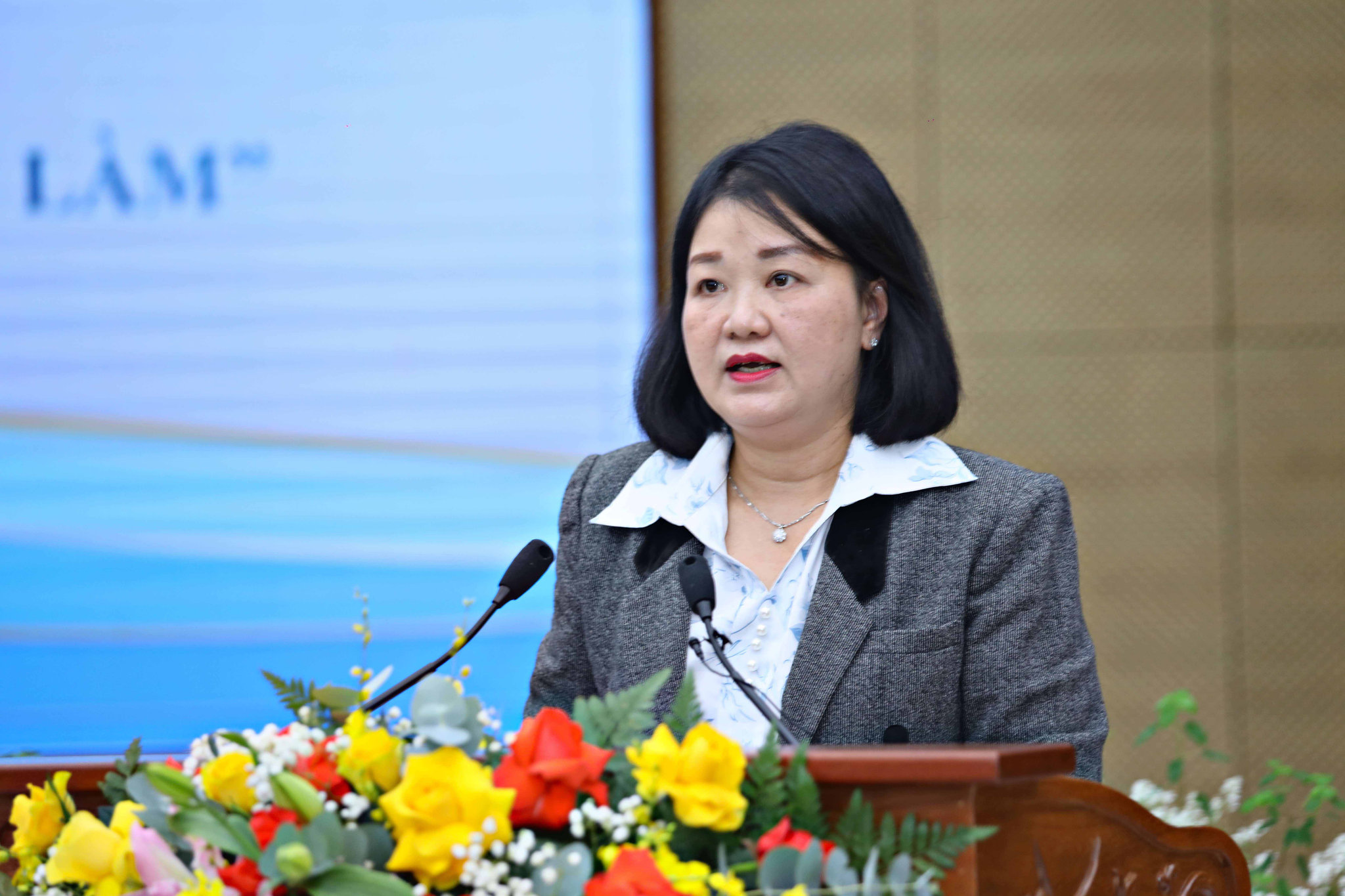 Bà Lê Thị Thêu, Phó Giám đốc Sở Nội vụ tỉnh Lâm Đồng, trả lời kiến nghị của thanh niên về chính sách việc làm cho sinh viên và thanh niên trên địa bàn tỉnh.