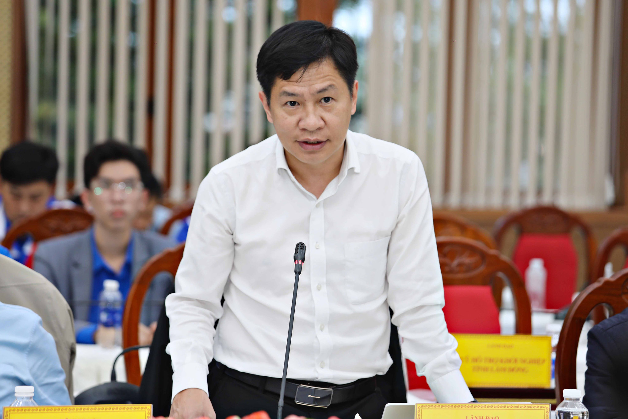 Ông Võ Thành Công, Giám đốc Sở Khoa học và Công nghệ tỉnh Lâm Đồng, trao đổi, giải đáp kiến nghị của thanh niên về các chính sách hỗ trợ khởi nghiệp trong lĩnh vực công nghệ và đổi mới sáng tạo.