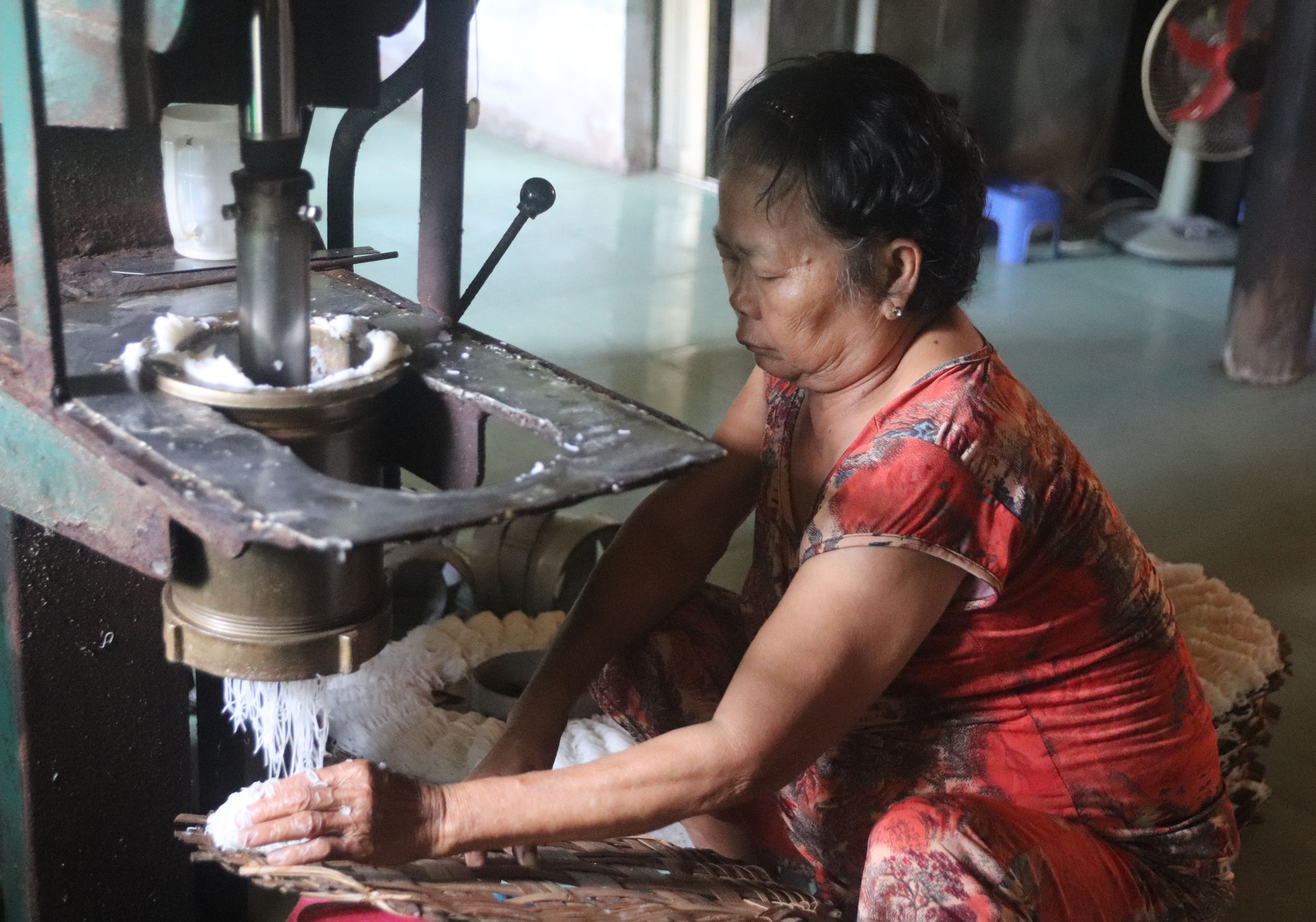 Bà Bùi Thị Thu giữ nghề truyền thống làm bánh hỏi bao đời nay