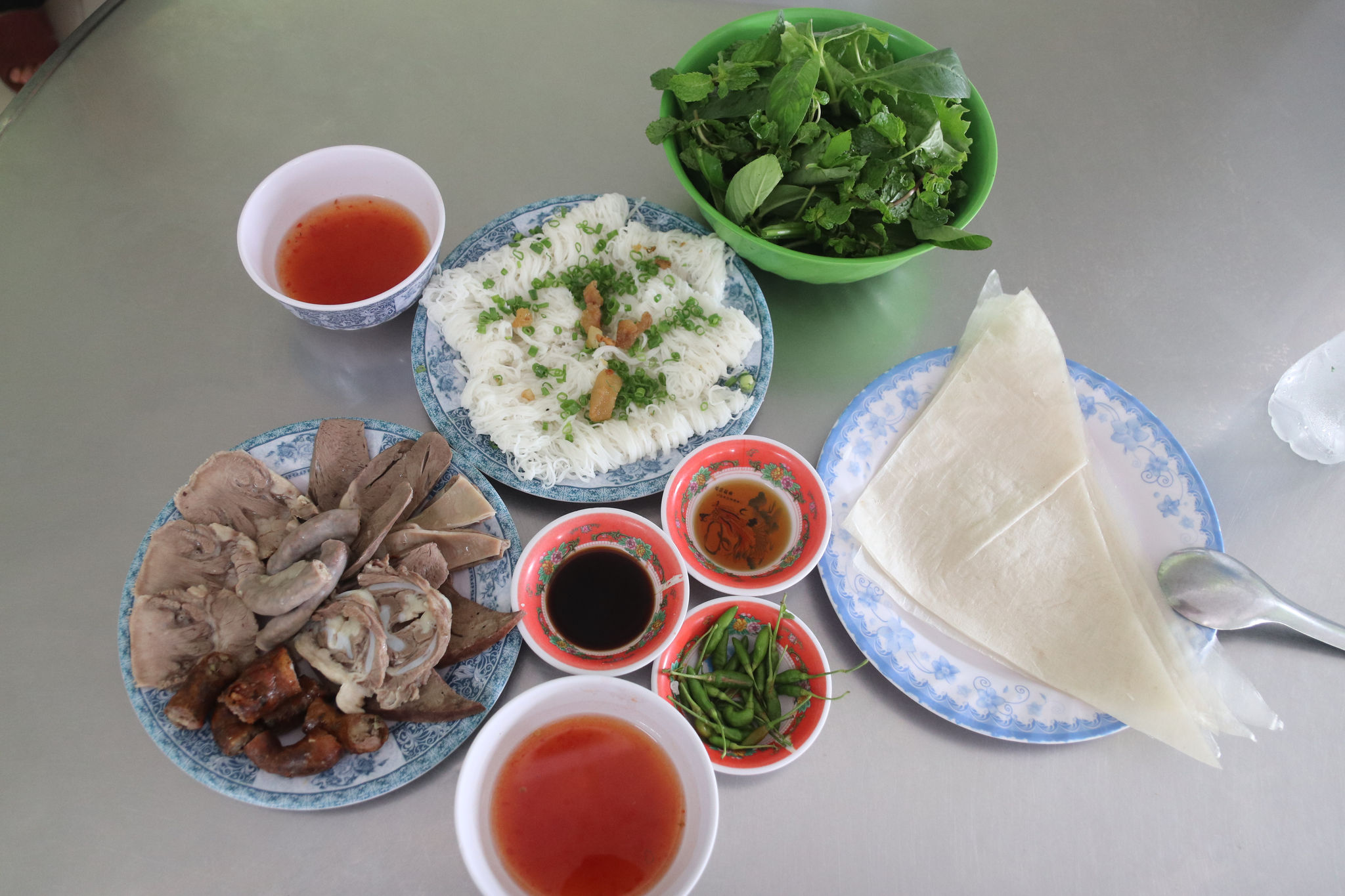 Bánh hỏi ăn kèm với các