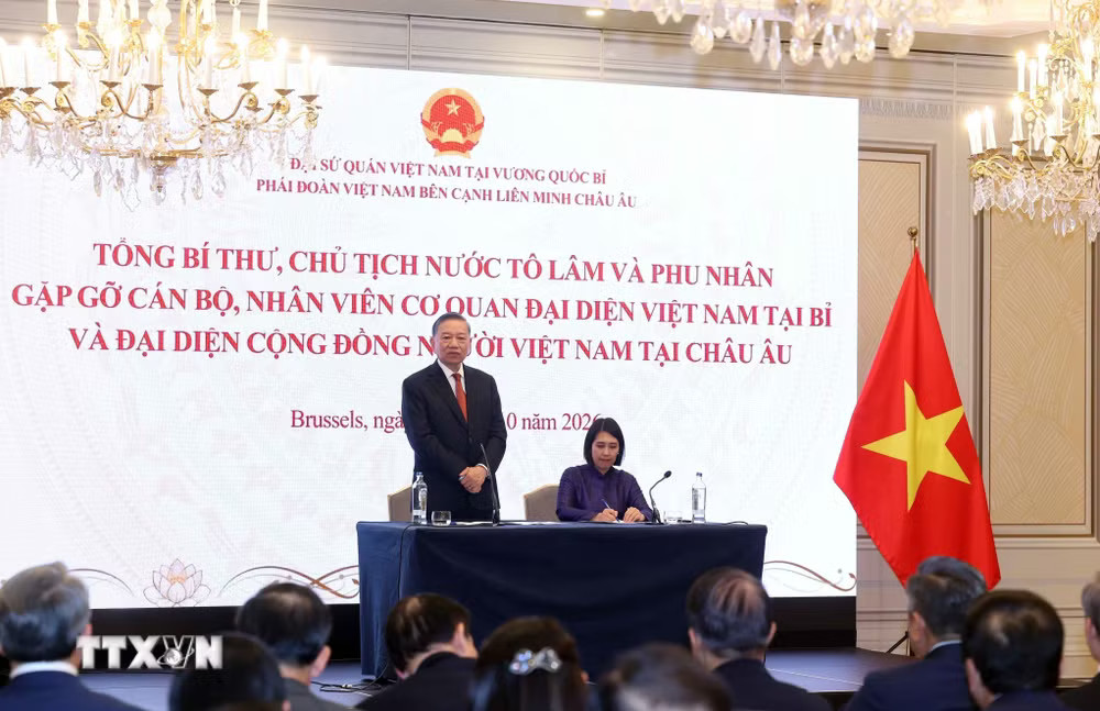 Tổng Bí thư, Chủ tịch nước Tô Lâm nói chuyện thân mật với cán bộ, nhân viên Đại sứ quán Việt Nam tại Bỉ và đại diện cộng đồng người Việt Nam tại châu Âu. (Ảnh: Thống Nhất/TTXVN) ttxvn_tong-bi-thu-chu-tich-nuoc-va-phu-nhan-gap-dai-dien-cong-dong-nguoi-viet-nam-tai-chau-au-9103984-7.jpg