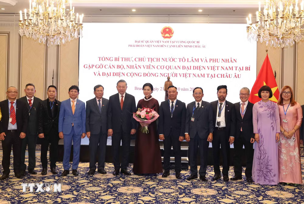 Tổng Bí thư, Chủ tịch nước Tô Lâm và Phu nhân Ngô Phương Ly chụp ảnh chung với đại diện cộng đồng người Việt Nam tại châu Âu. (Ảnh: Thống Nhất/TTXVN) ttxvn_tong-bi-thu-chu-tich-nuoc-va-phu-nhan-gap-dai-dien-cong-dong-nguoi-viet-nam-tai-chau-au-9103995-2.jpg