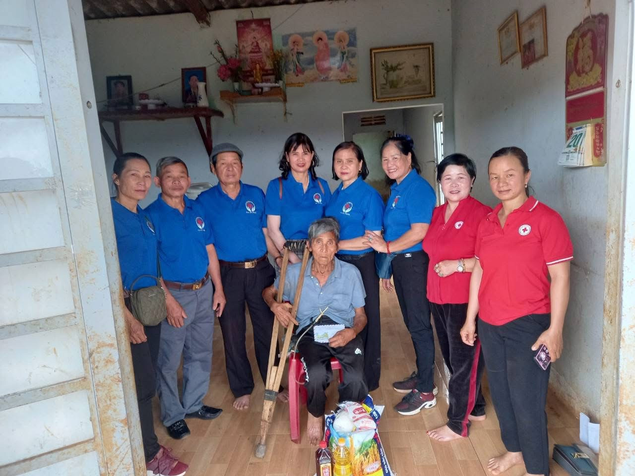 CLB Thiện tâm Nam Ban- với thành viên nòng cốt là nữ chiến sĩ Trường Sơn tới trao quà cho người cao tuổi