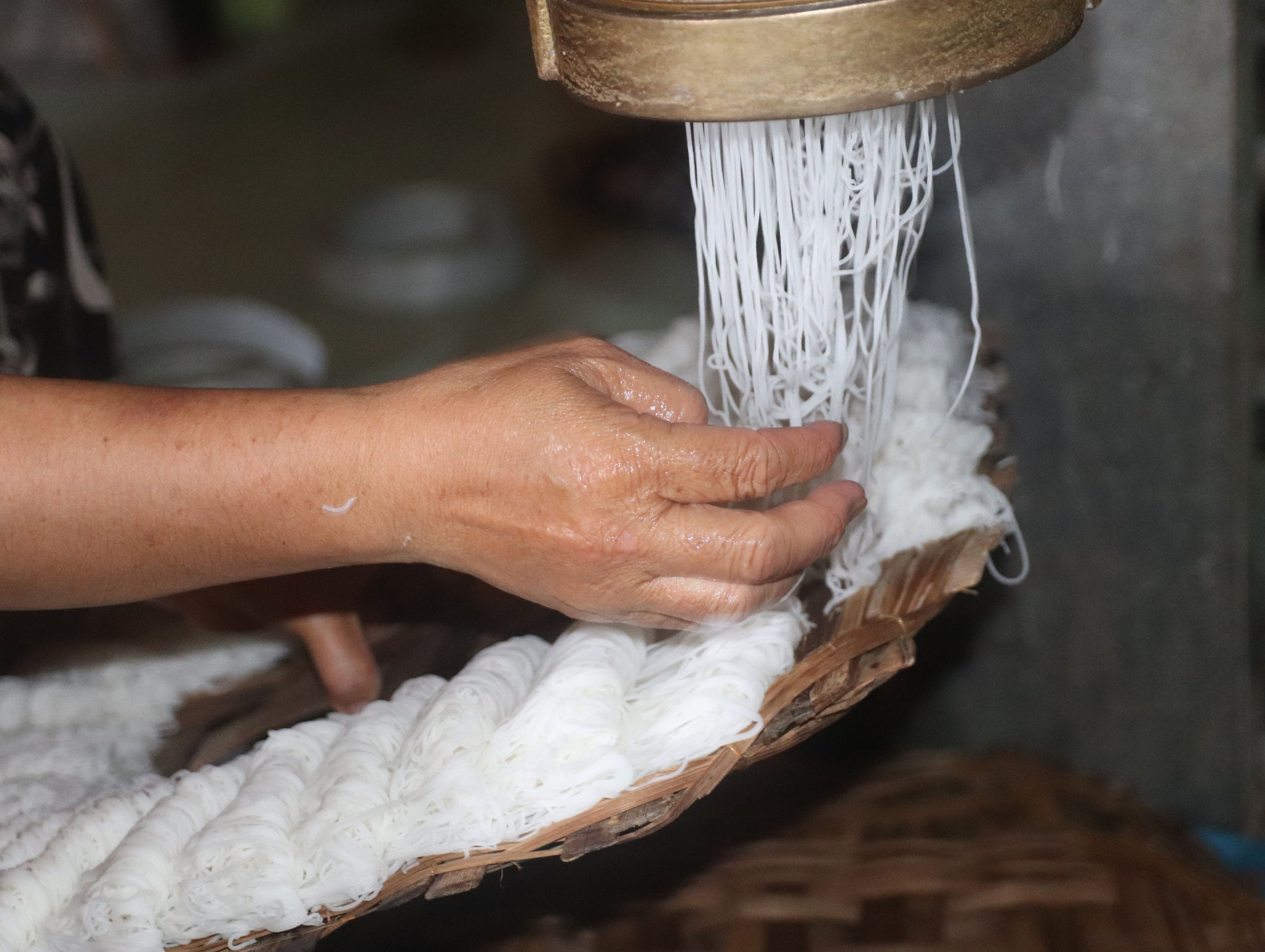 Một mẻ bánh ngon phải có cọng nhỏ như tăm tre, các miếng bánh không bị rời ra hay vón cục