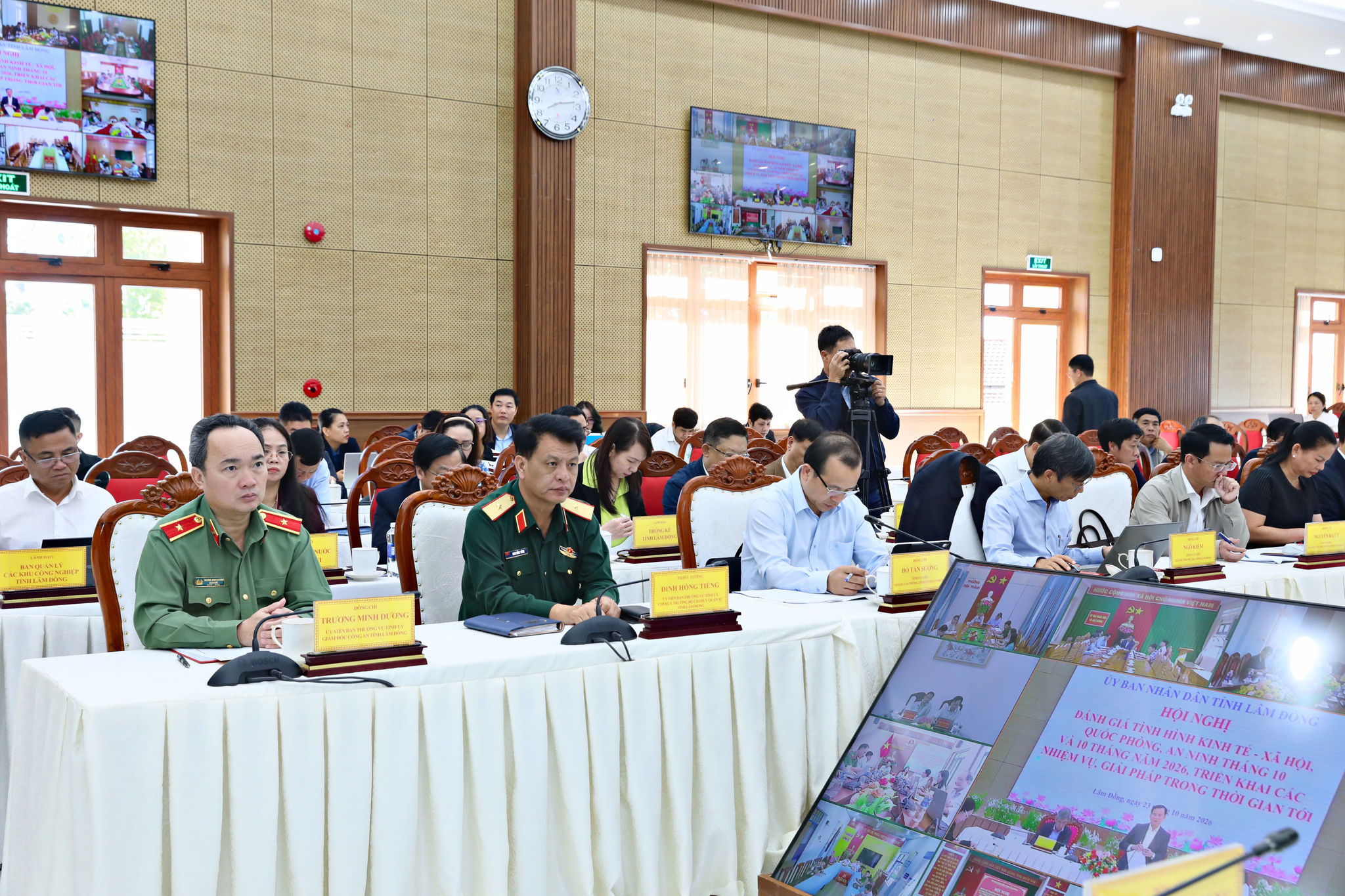 Lãnh đạo các sở, ngành dự hội nghị sáng 23/10