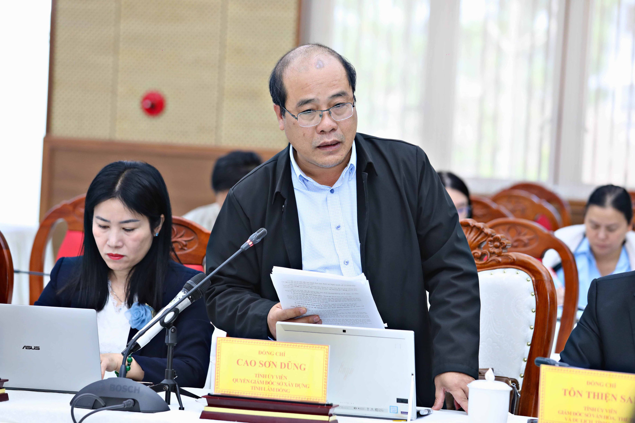 Quyền Giám đốc Sở Xây dựng Cao Sơn Dũng báo cáo giải ngân vốn đầu tư công của ngành, xử lý tài sản nhà đất dôi dư của đơn vị