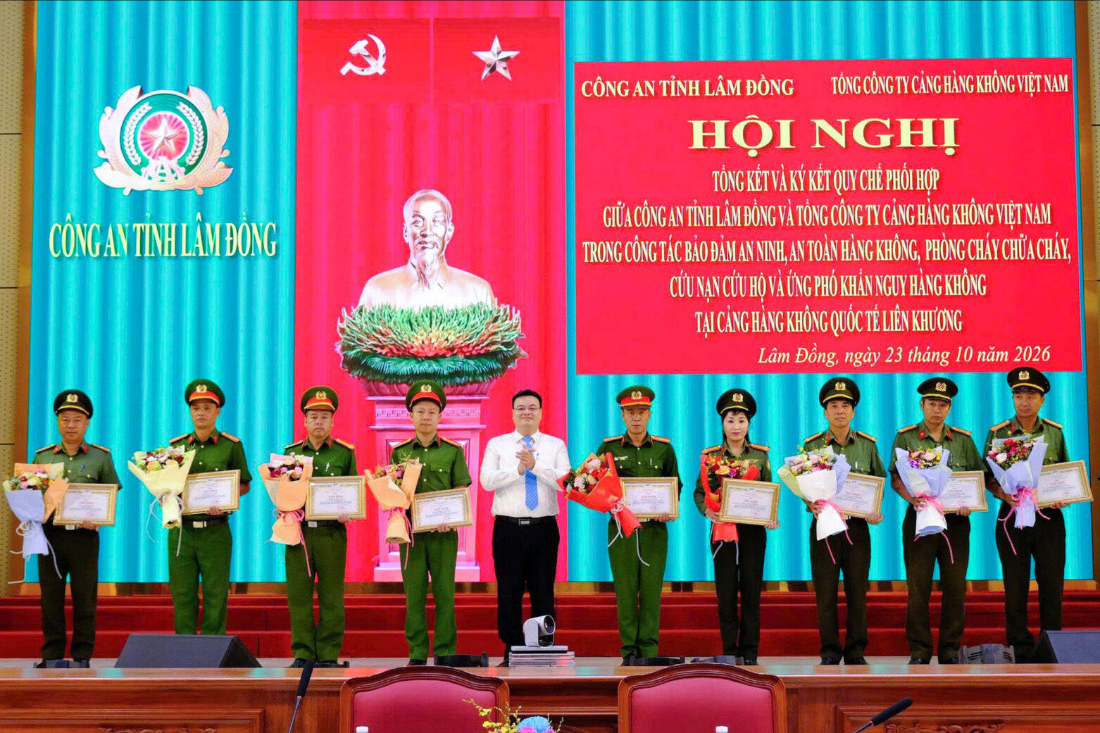 cac-ca-nhan-tap-the-duoc-khen-thuong-tai-hoi-nghi-1-1-.jpg