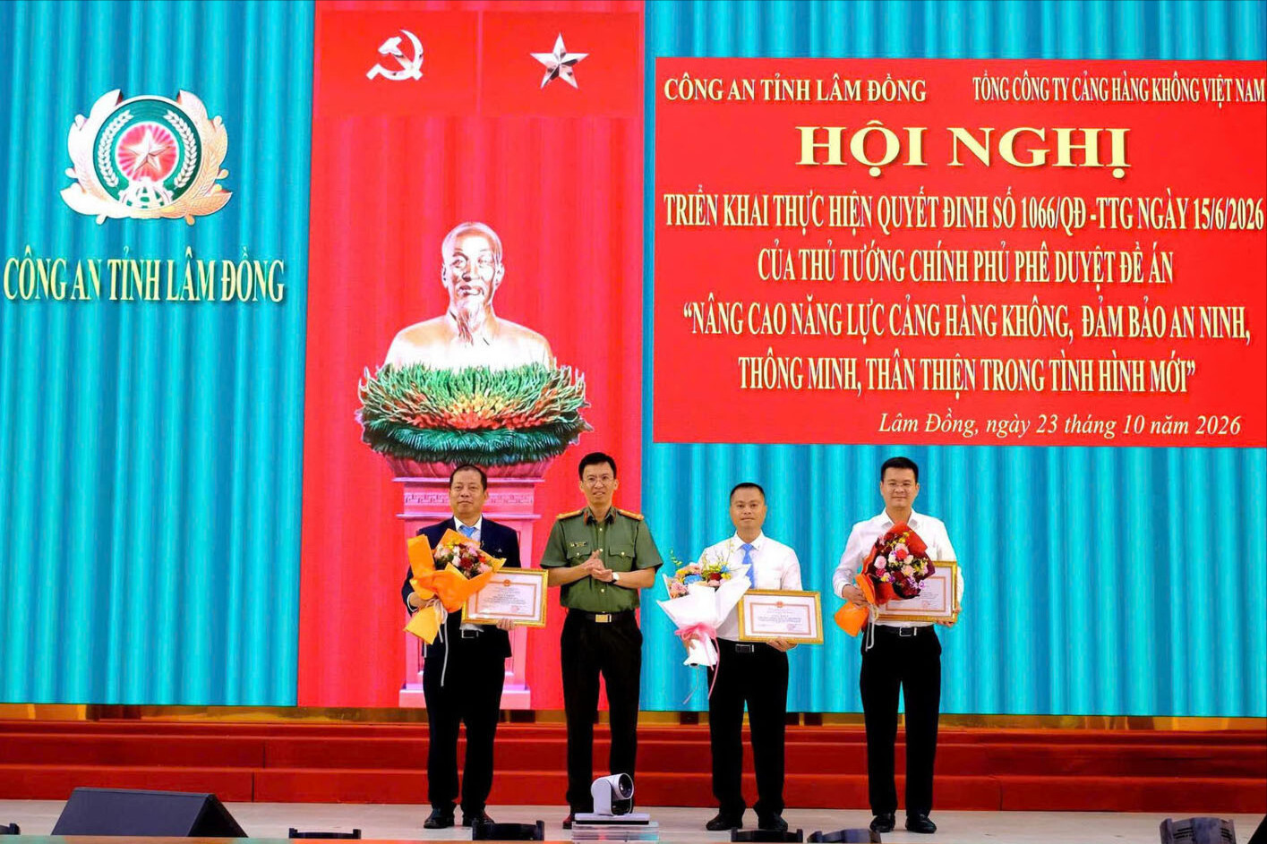 cac-ca-nhan-tap-the-duoc-khen-thuong-tai-hoi-nghi-3-1-.jpg