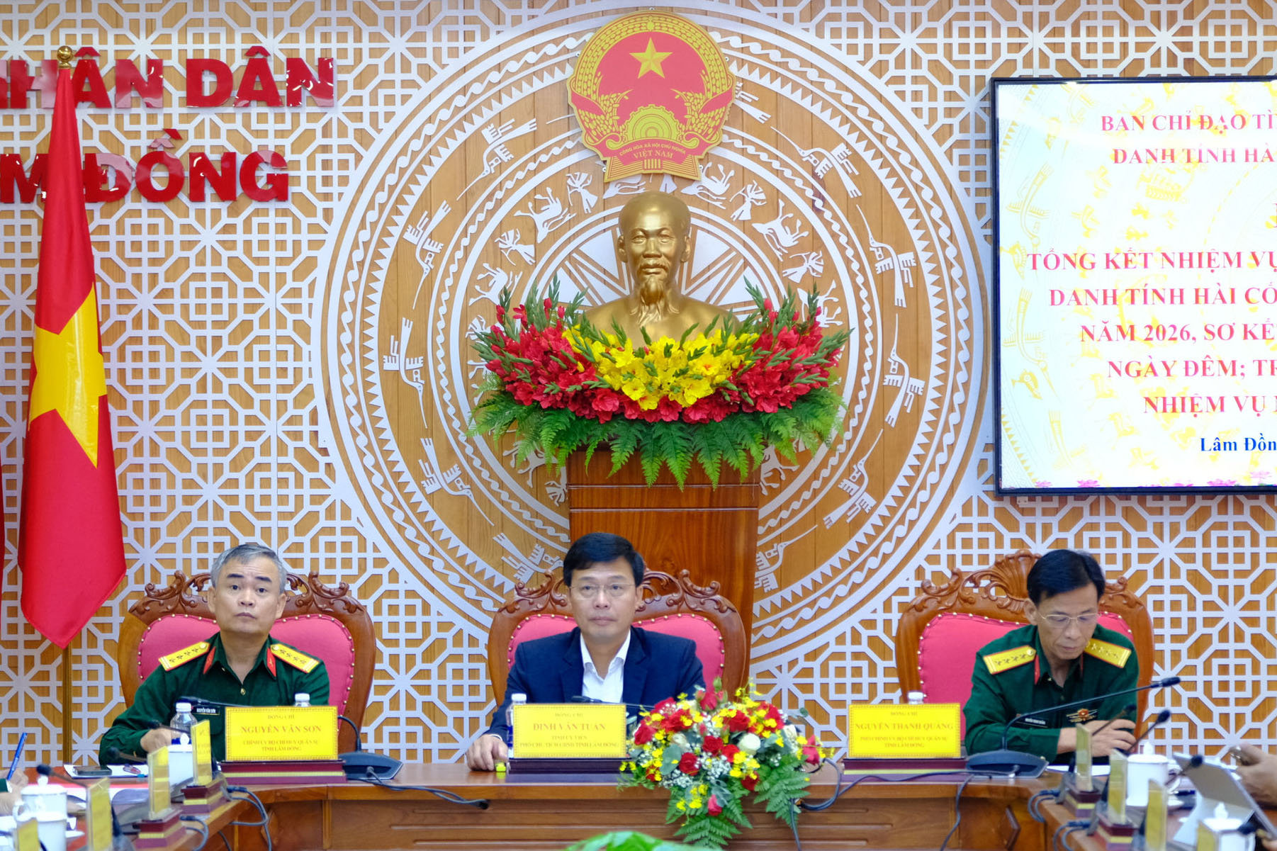 cac-dong-chi-chu-tri-hoi-nghi-(1).jpg