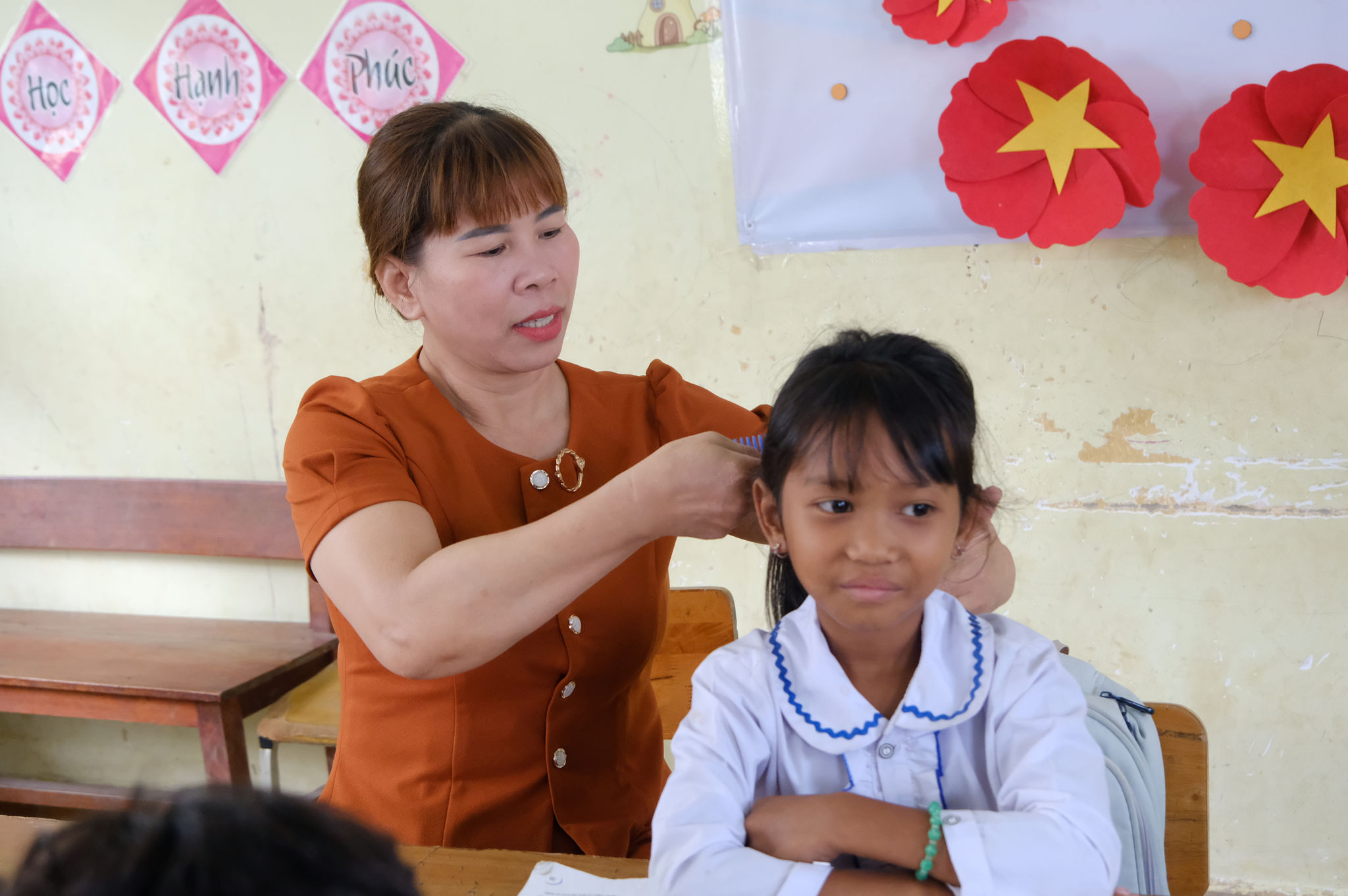 Cô Lý thường xuyên nhắc nhờ các em học sinh chỉnh trang lại đầu tóc, trang phục