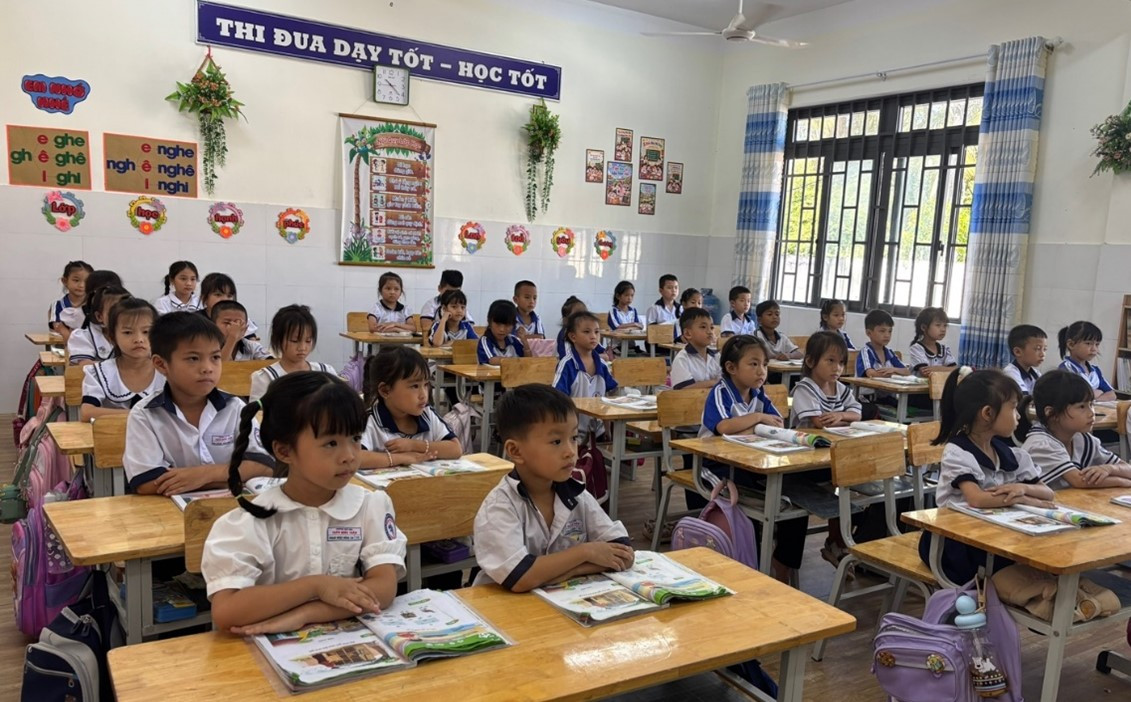 Học sinh Trường Tiểu học Trần Quốc Toản chăm chú nghe giảng (2)