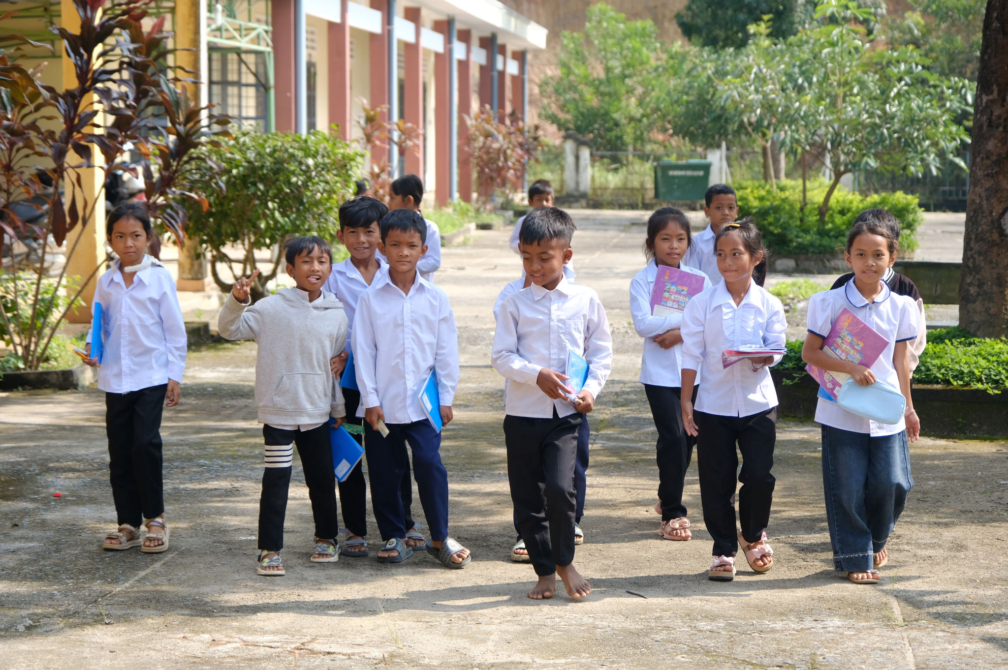 Học sinh trường Tiểu học và THCS Đạ M'Rông vui vẻ đến trường