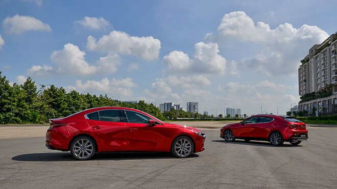 Đuôi xe Mazda3 hiện đại với dải đèn hậu LED bo tròn