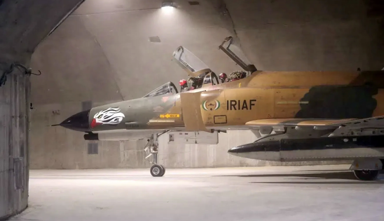 Máy bay trong căn cứ không quân ngầm Eagle 44 của Iran
